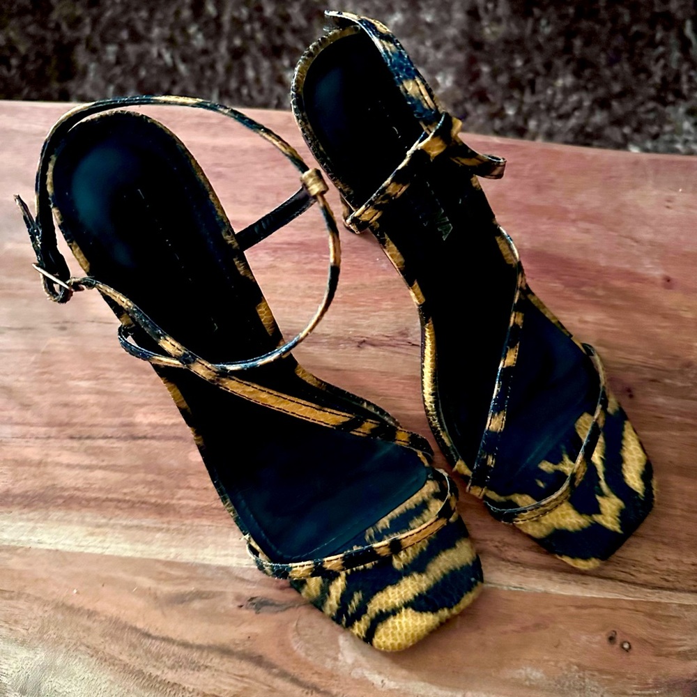 Fashion Nova leopard heels - Picture 2 of 5